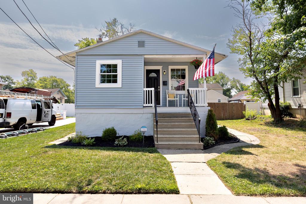 207 E CRESTWOOD AVENUE