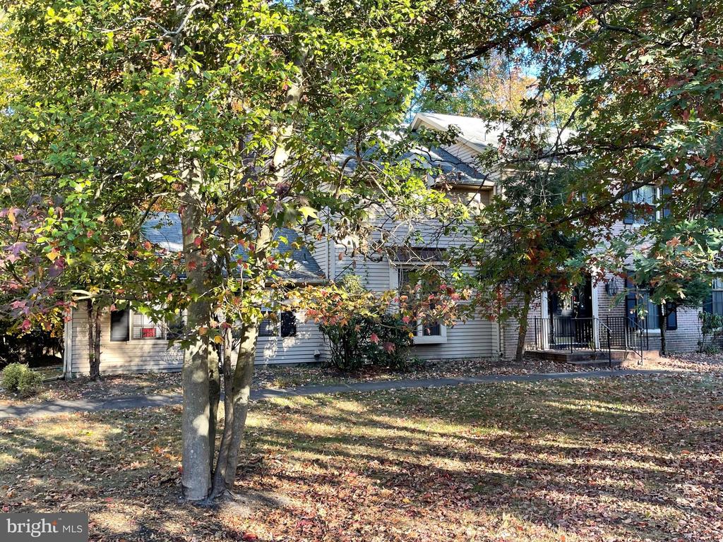 21 HOLLY OAK DRIVE