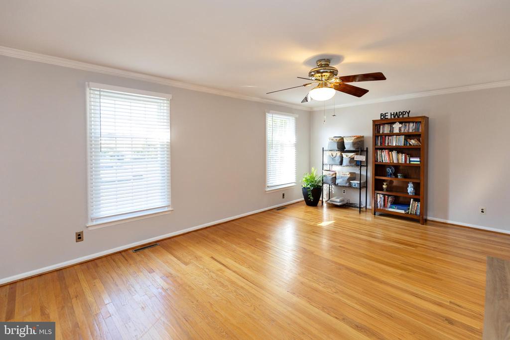 721 BENTLEY LANE