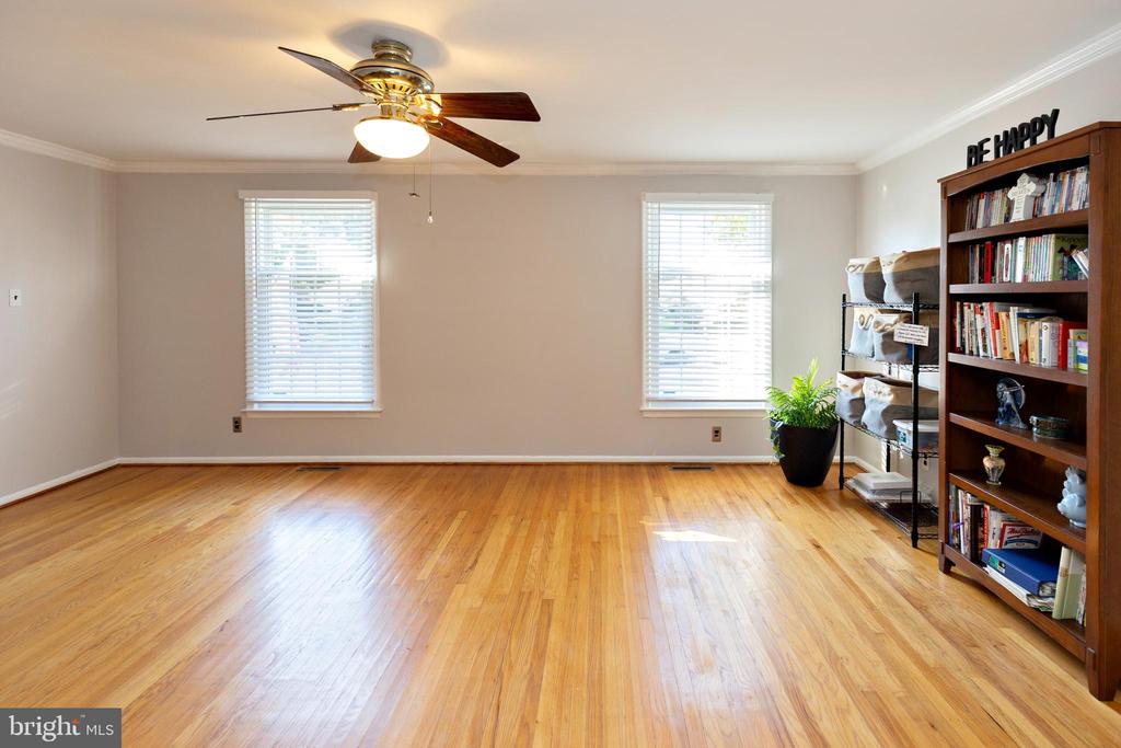 721 BENTLEY LANE