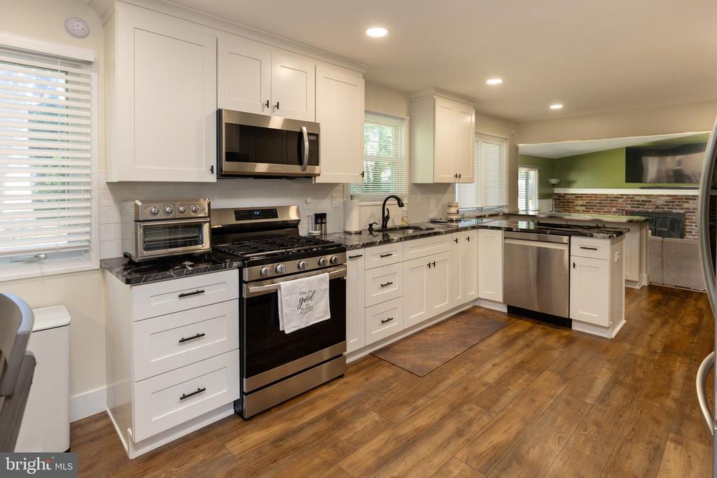 721 BENTLEY LANE