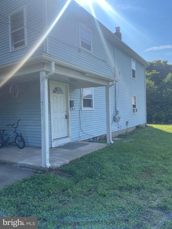 711 E MAPLE Unit: 2