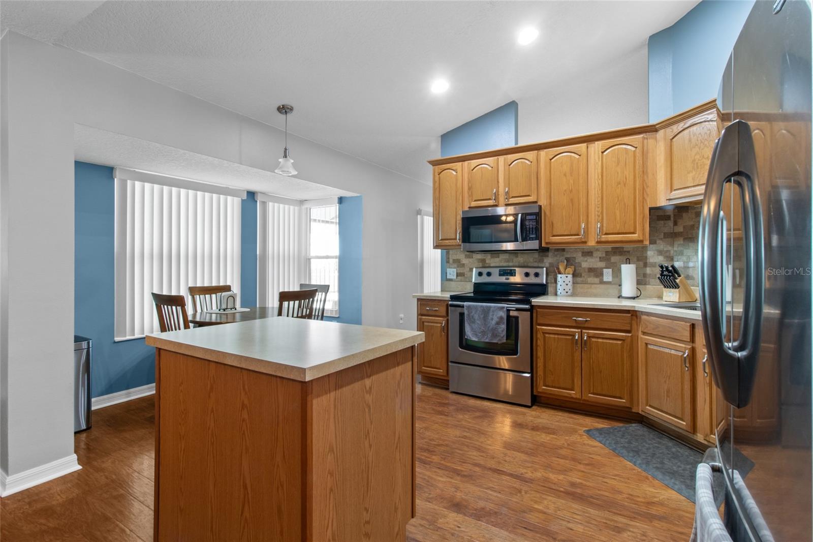 5864 LOMA VISTA DR W