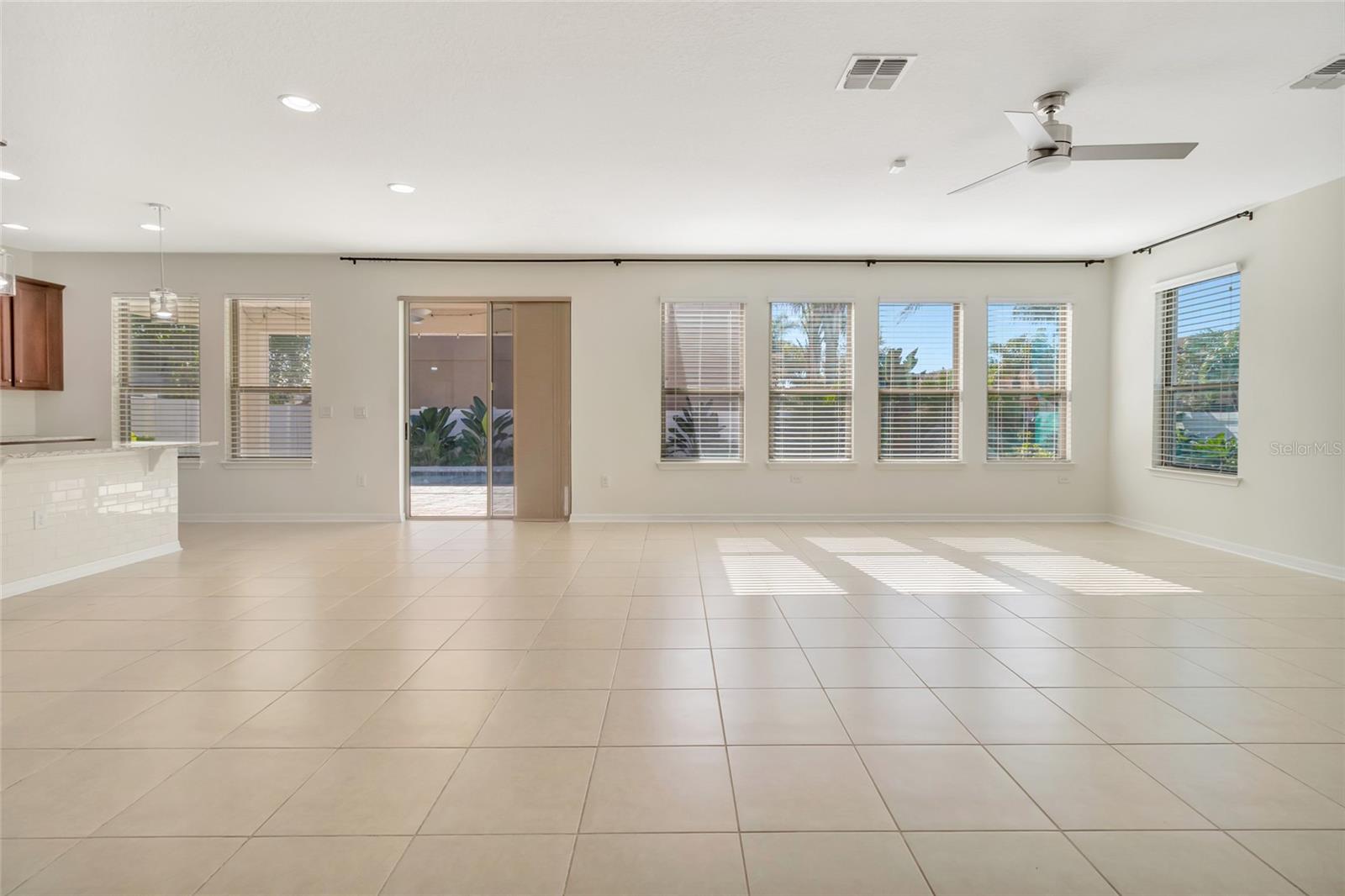 1077 FOUNTAIN COIN LOOP