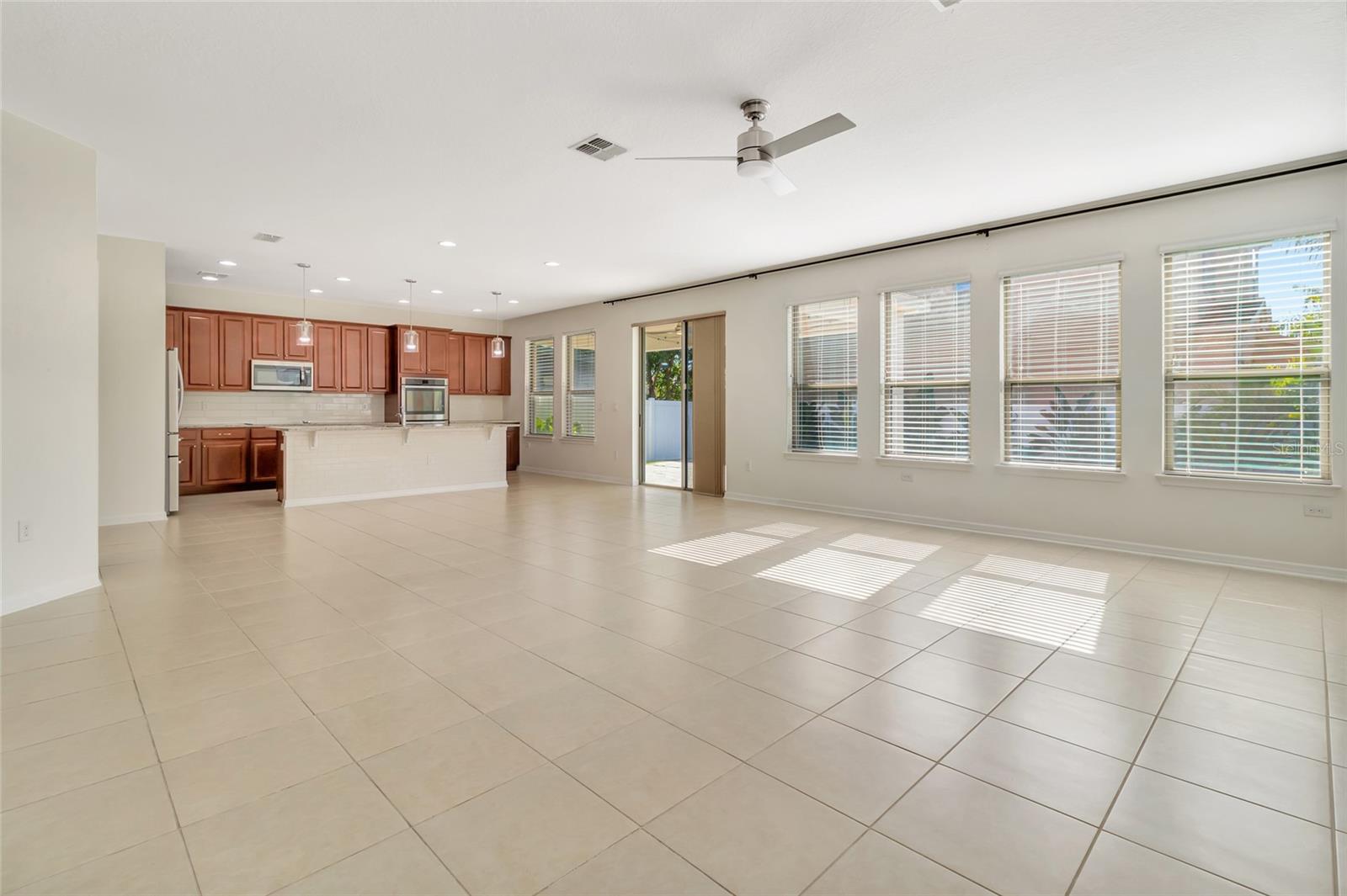 1077 FOUNTAIN COIN LOOP