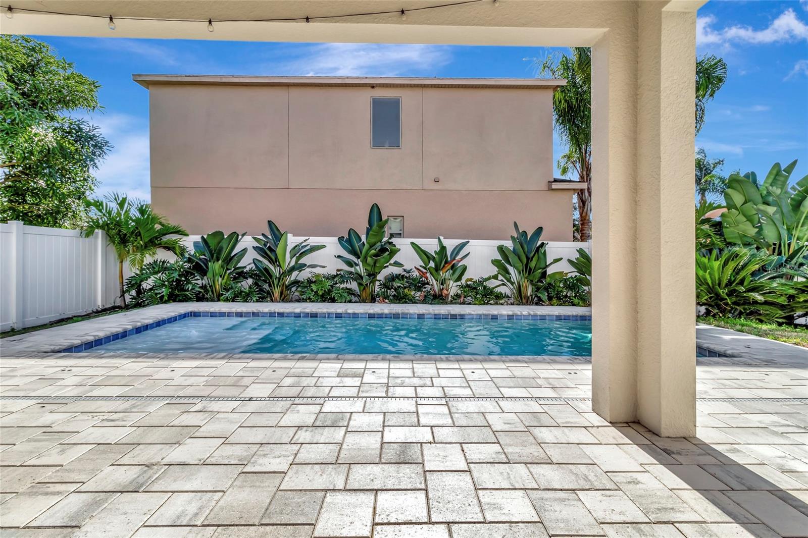 1077 FOUNTAIN COIN LOOP