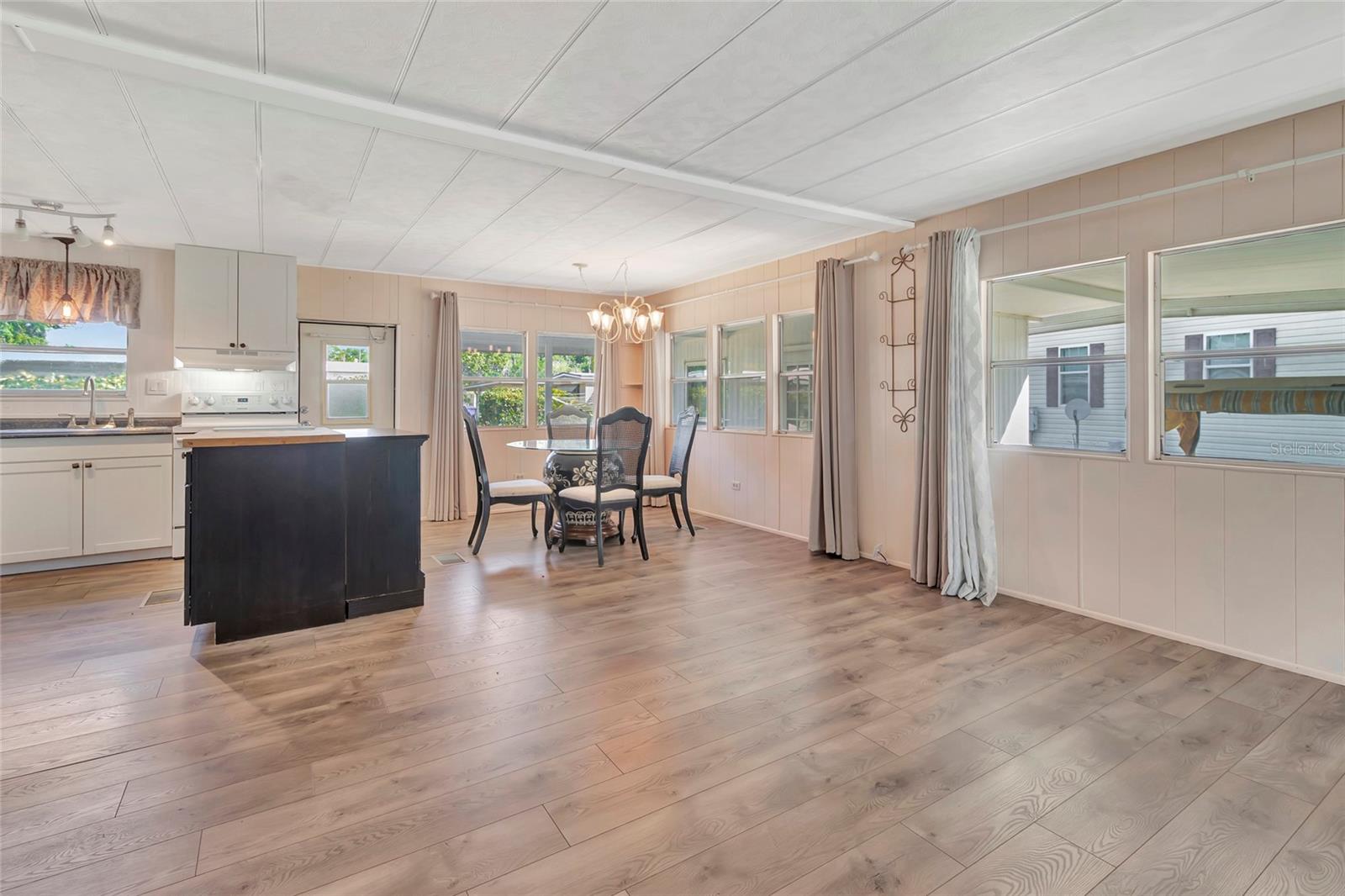 1123 FOREST LN