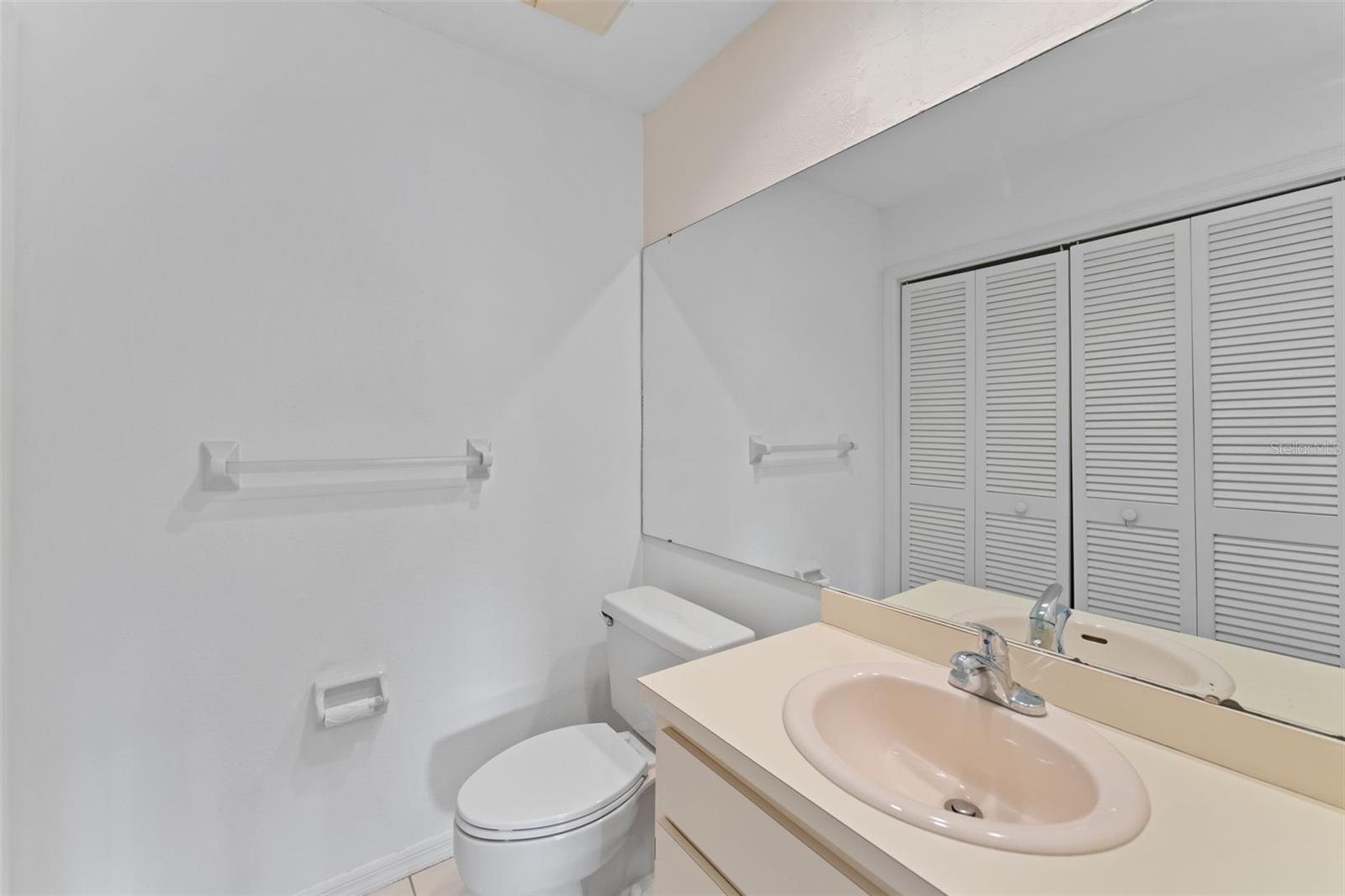 15233 W POND WOODS DR #404