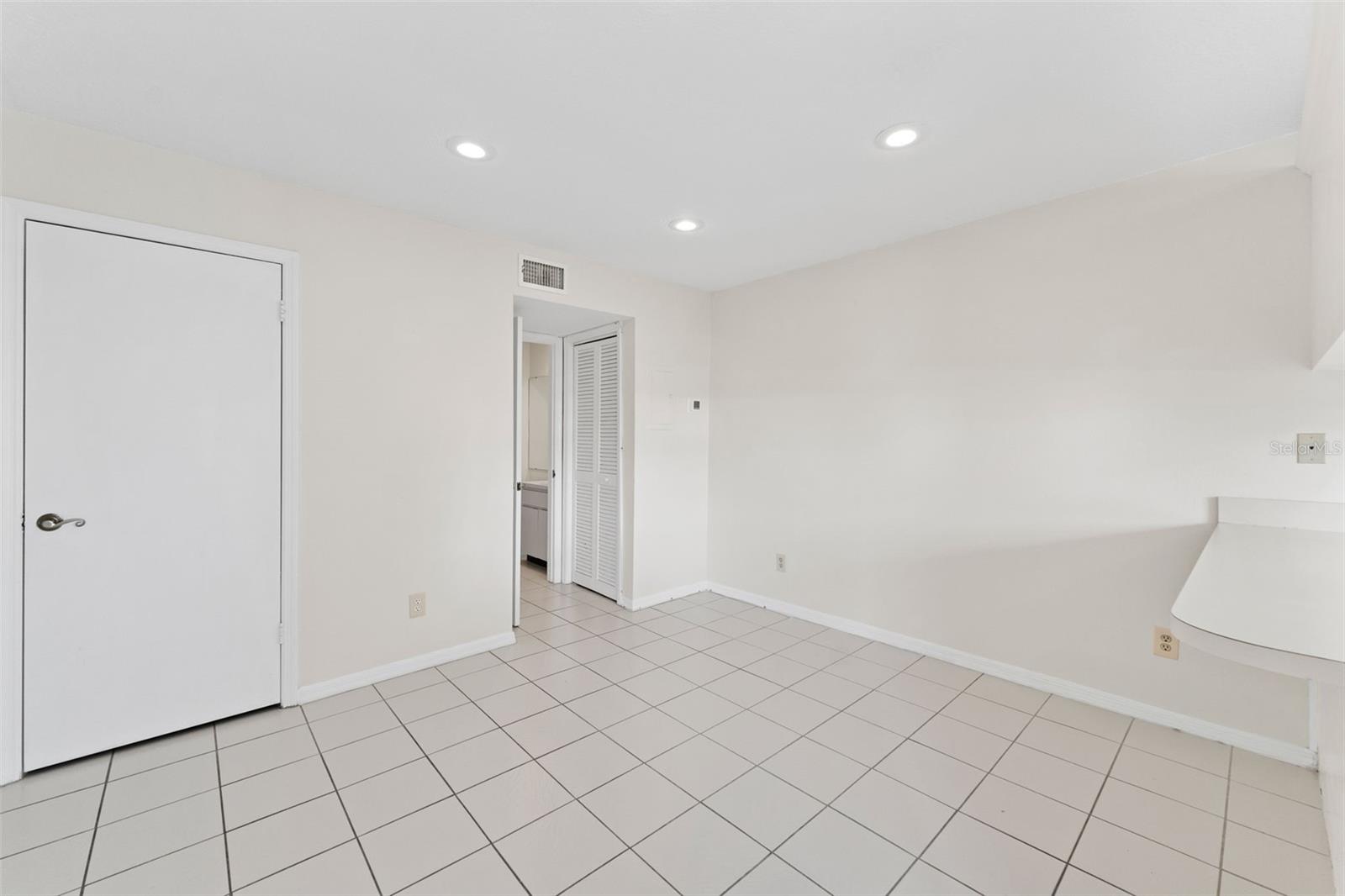 15233 W POND WOODS DR #404