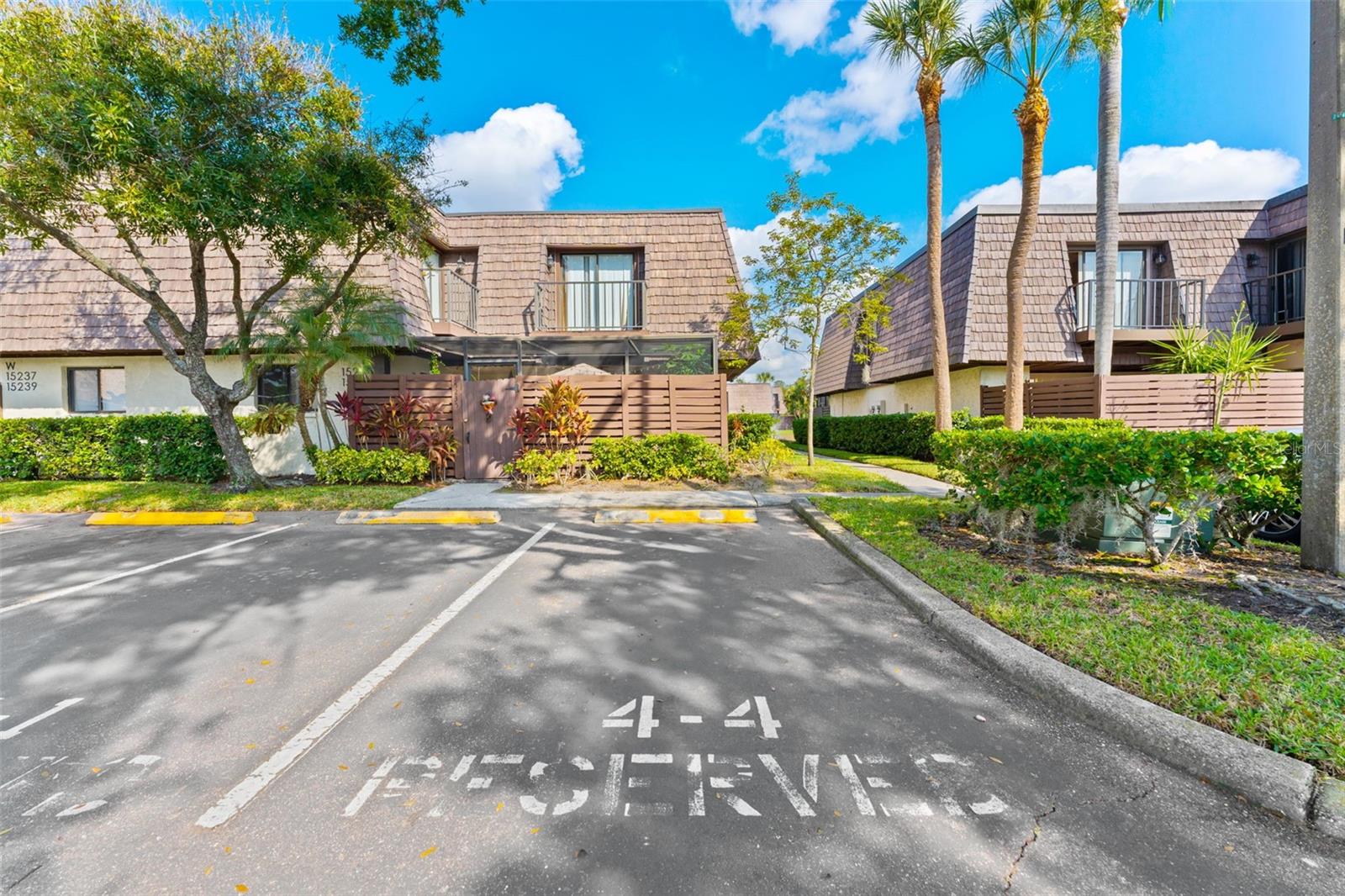 15233 W POND WOODS DR #404