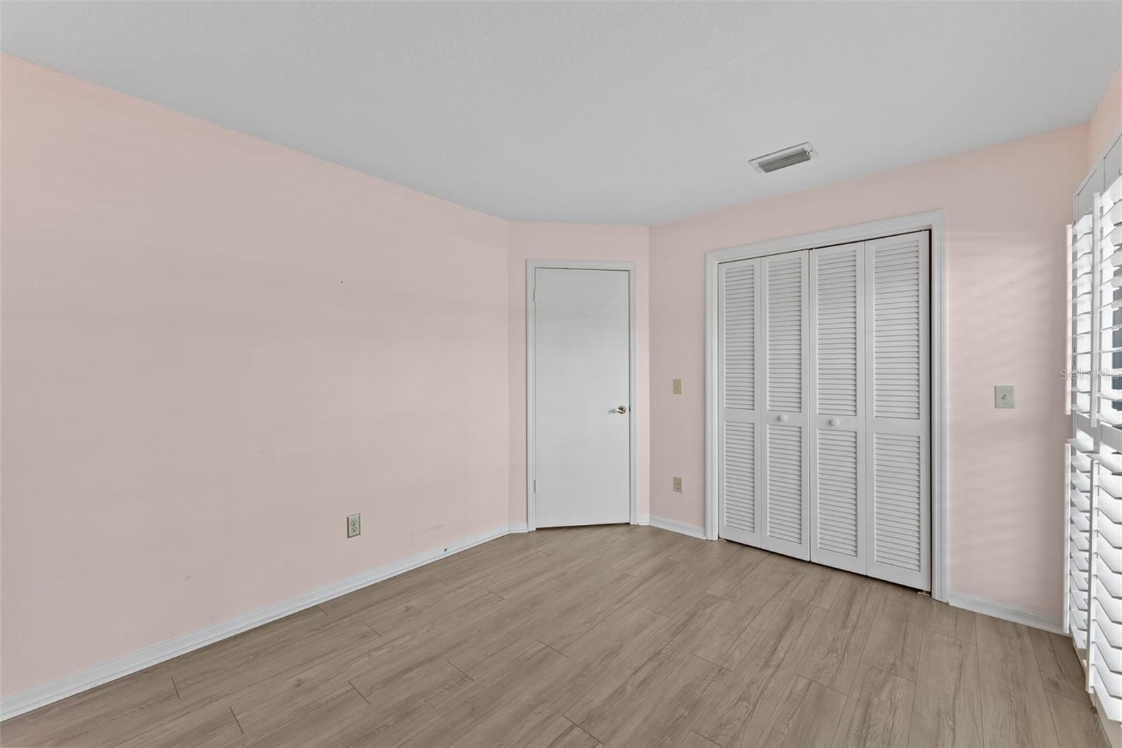 15233 W POND WOODS DR #404