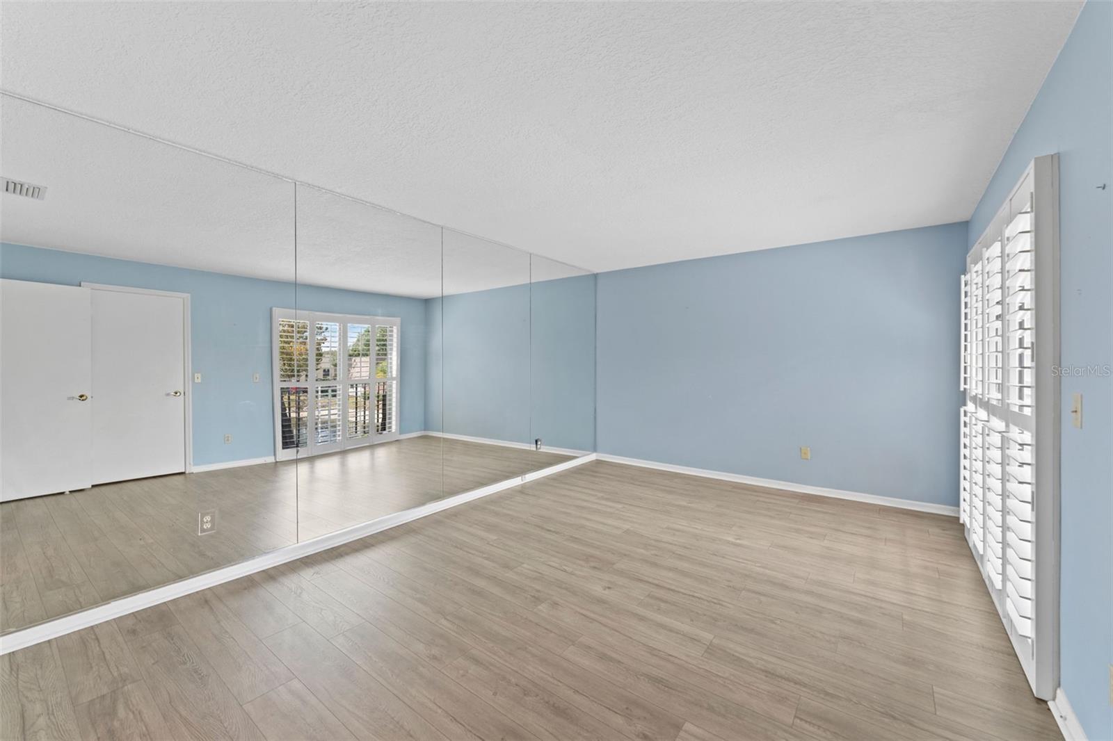 15233 W POND WOODS DR #404