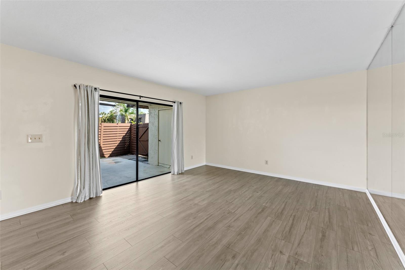 15233 W POND WOODS DR #404