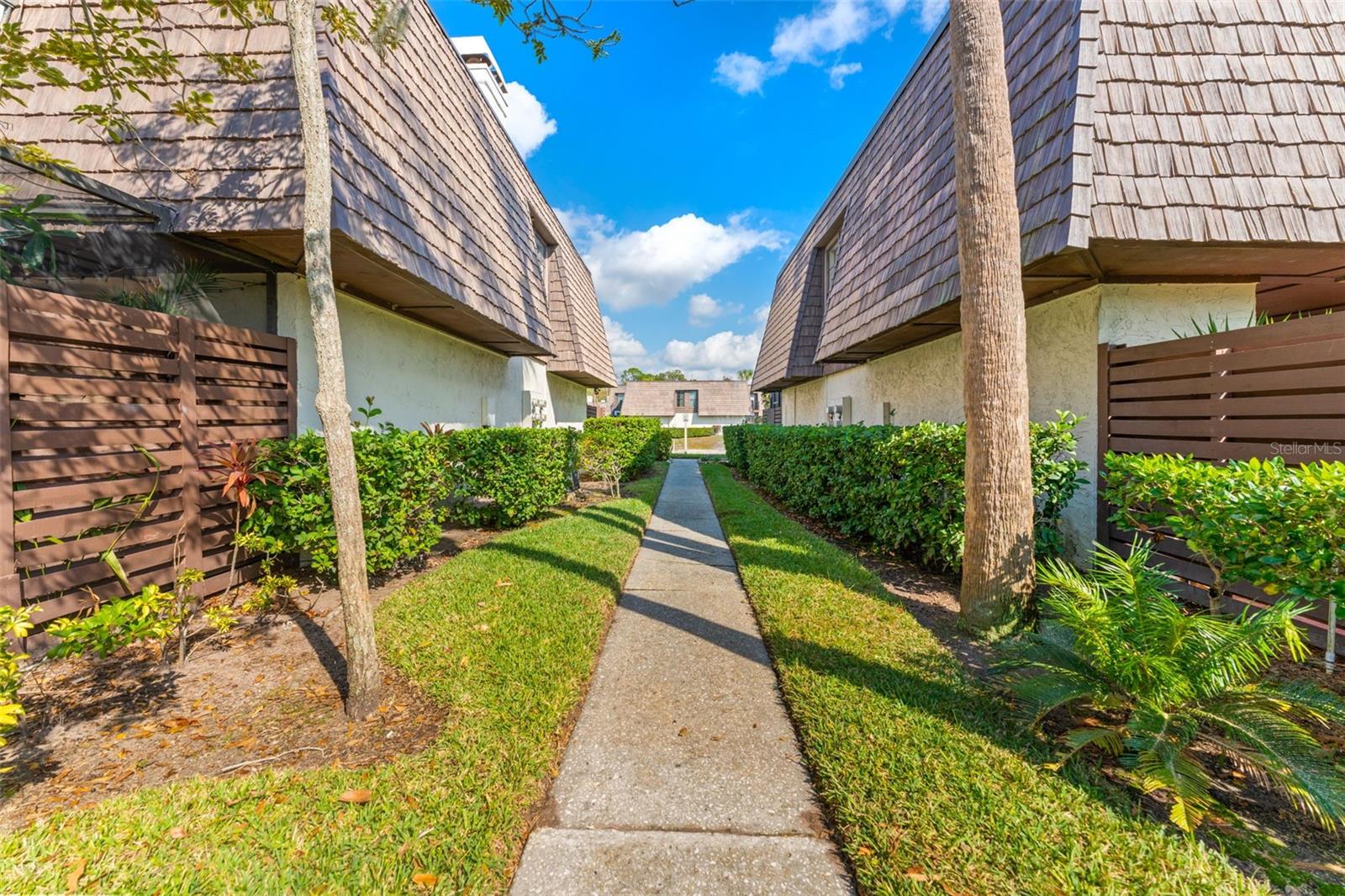 15233 W POND WOODS DR #404