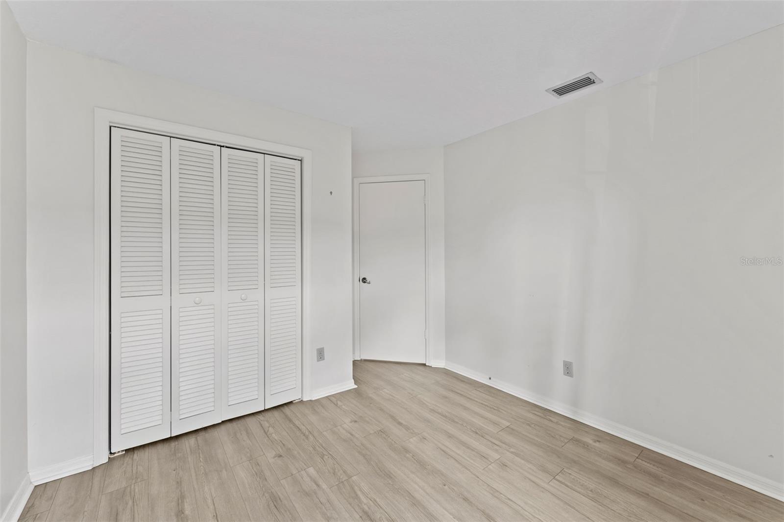 15233 W POND WOODS DR #404