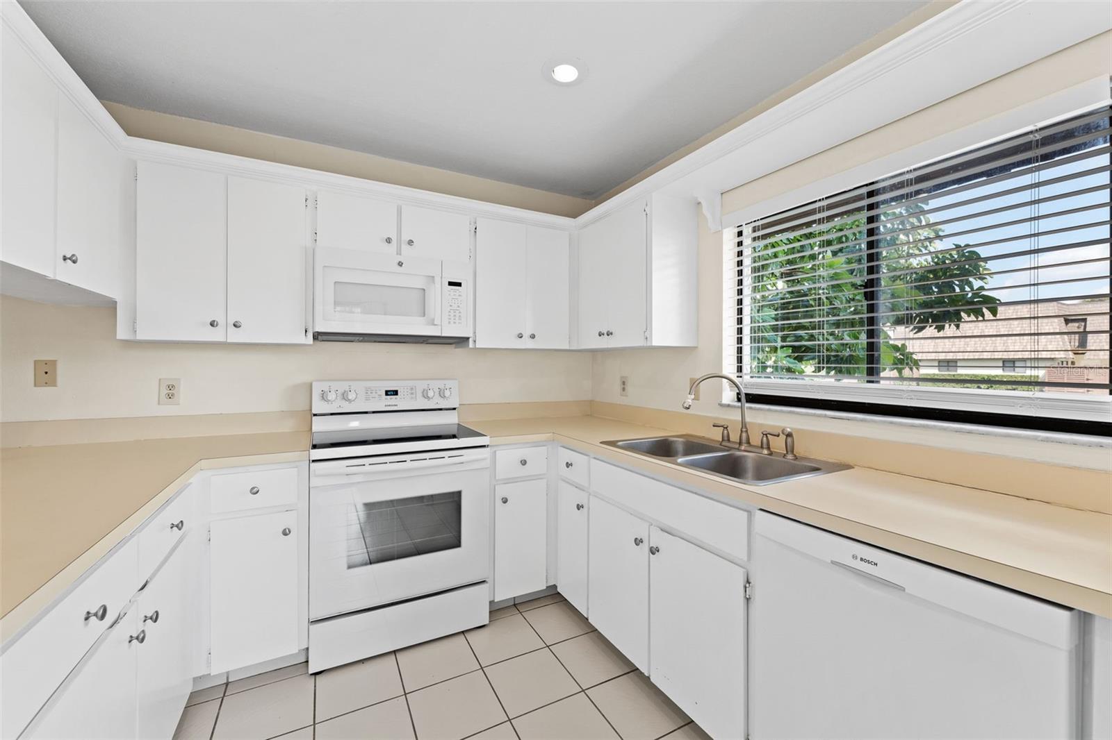 15233 W POND WOODS DR #404