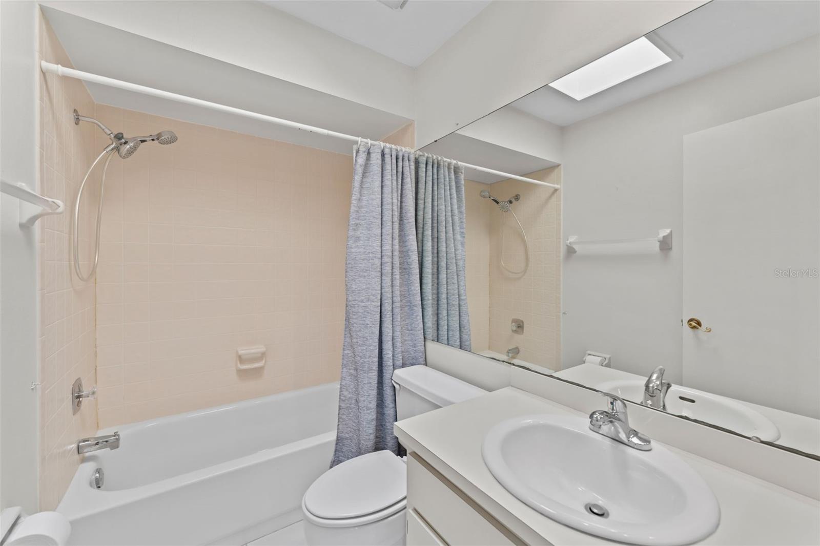 15233 W POND WOODS DR #404