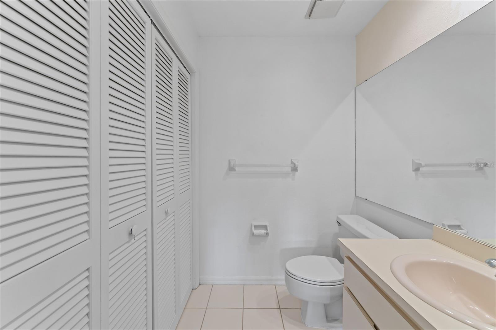 15233 W POND WOODS DR #404