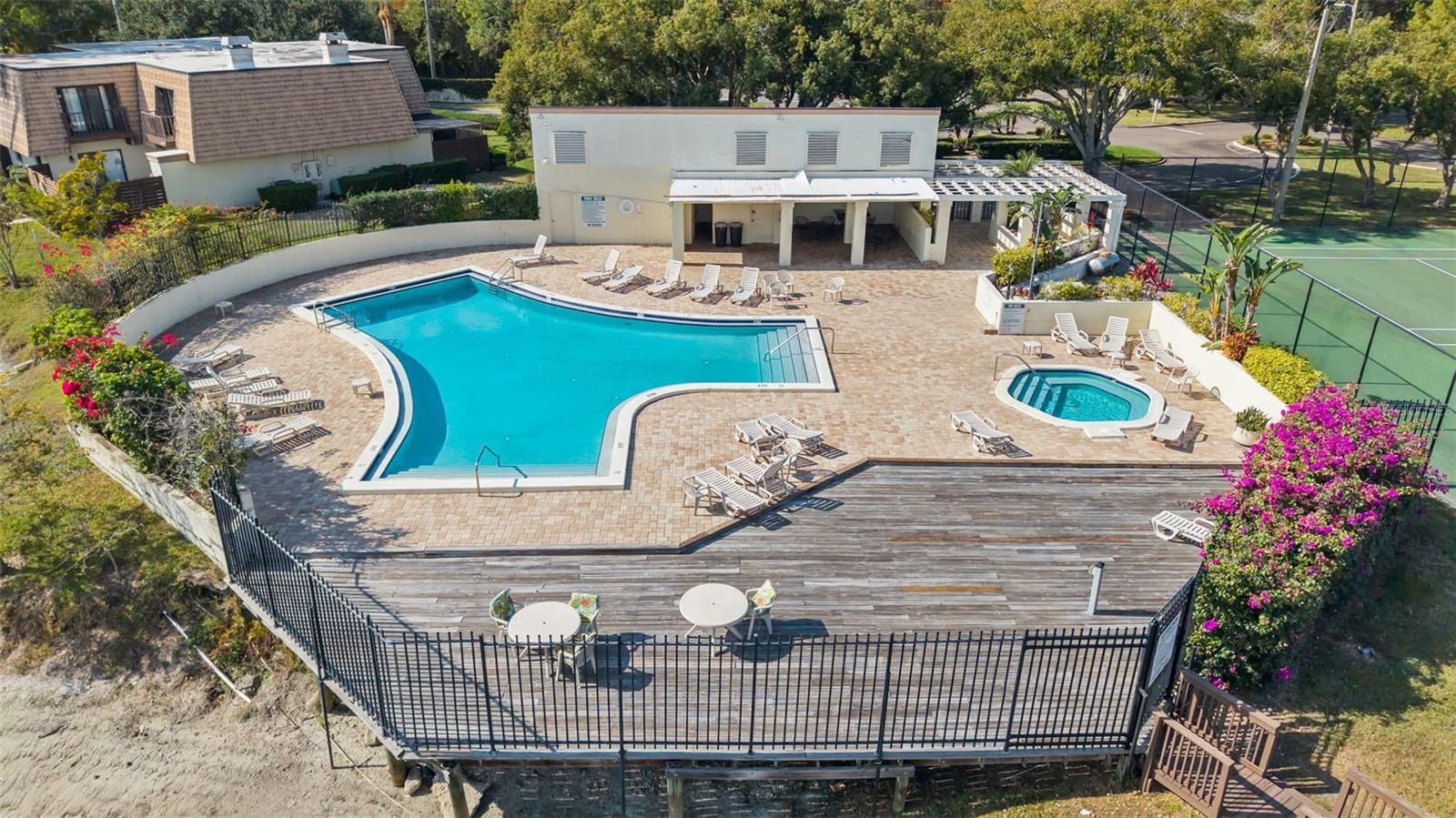 15233 W POND WOODS DR #404