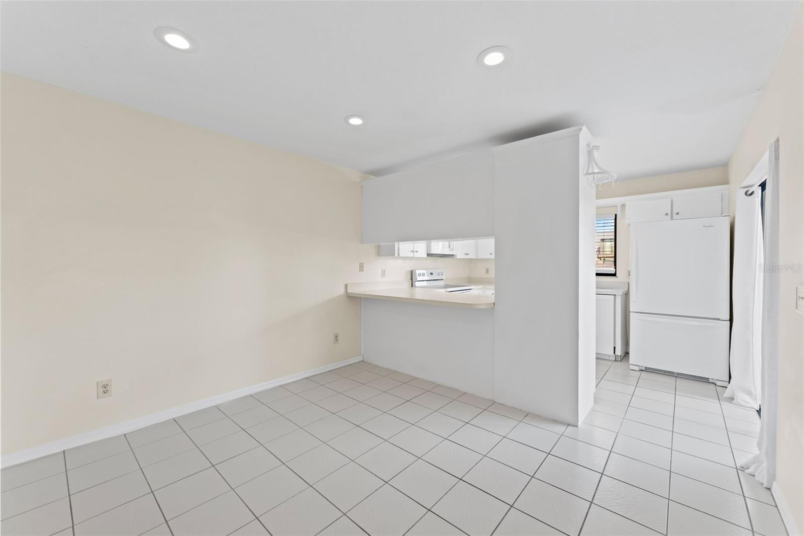 15233 W POND WOODS DR #404