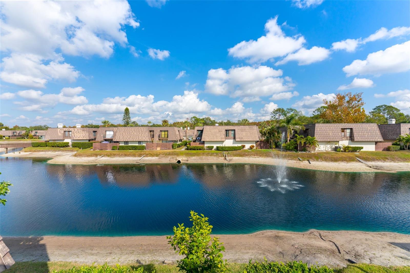 15233 W POND WOODS DR #404