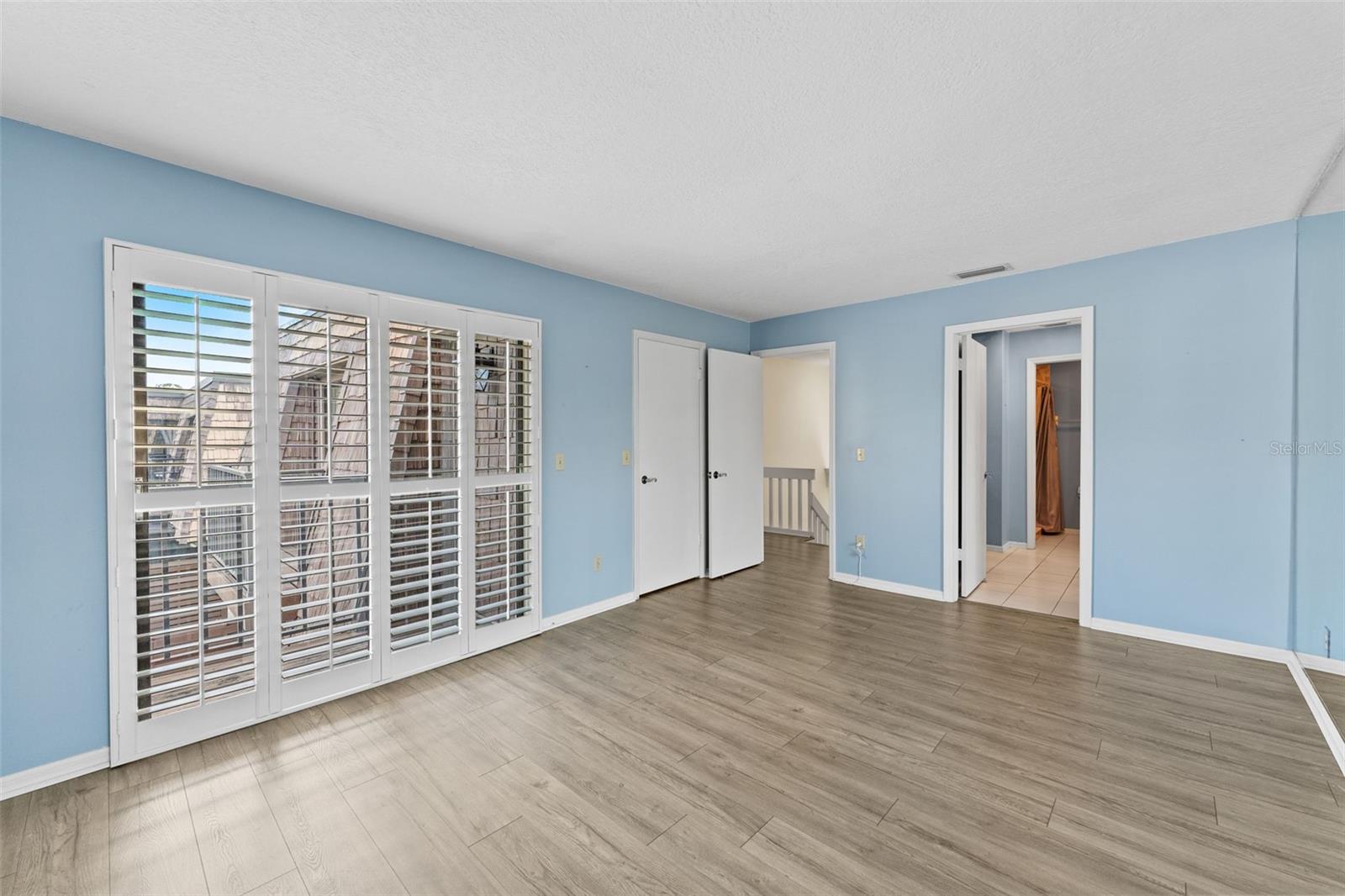 15233 W POND WOODS DR #404