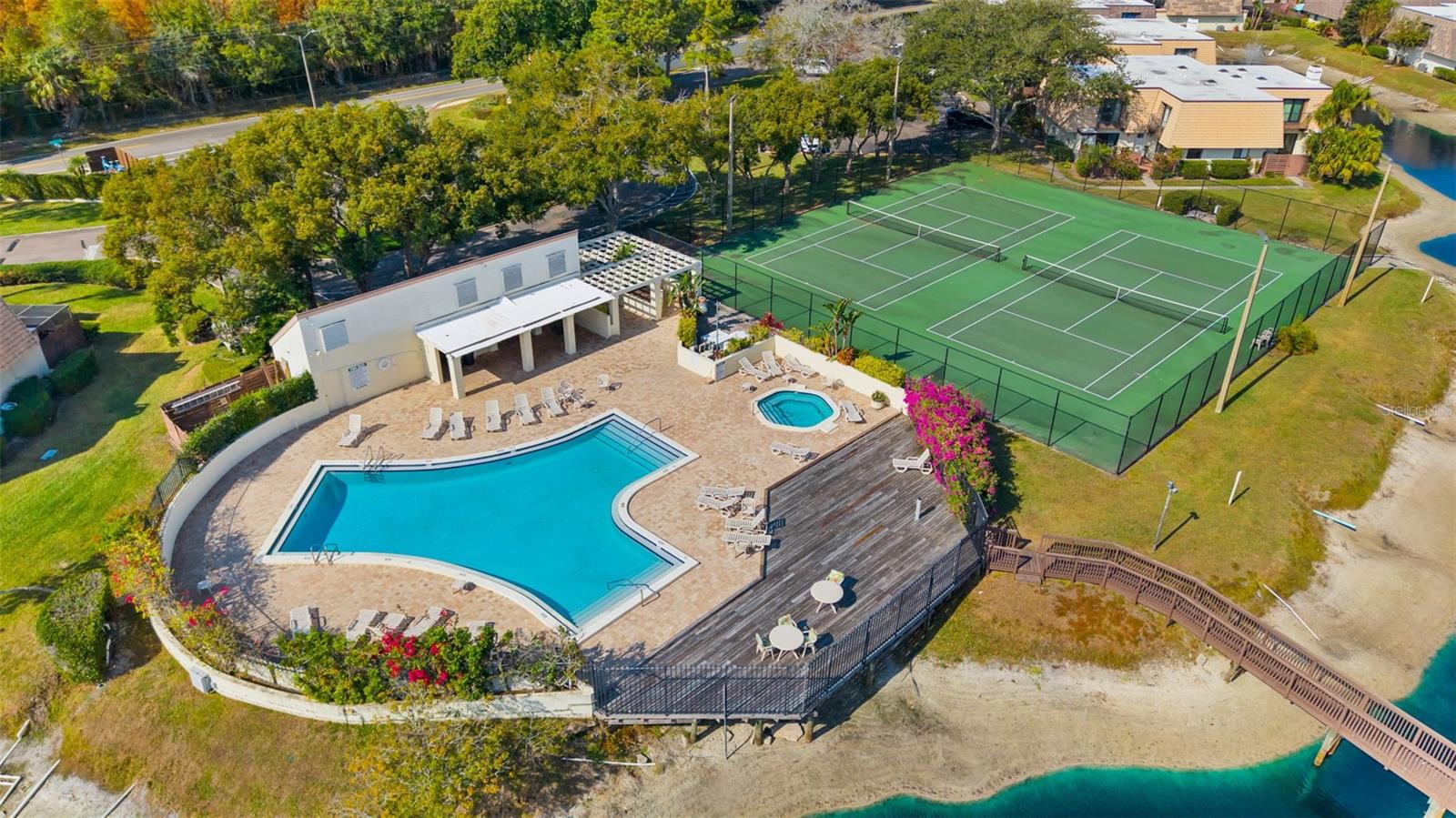 15233 W POND WOODS DR #404