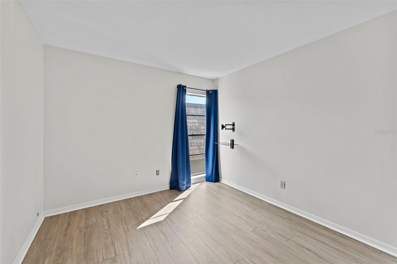 15233 W POND WOODS DR #404