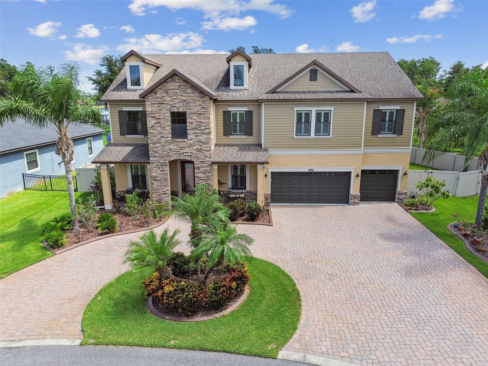 2566 LAKE MANOR DR