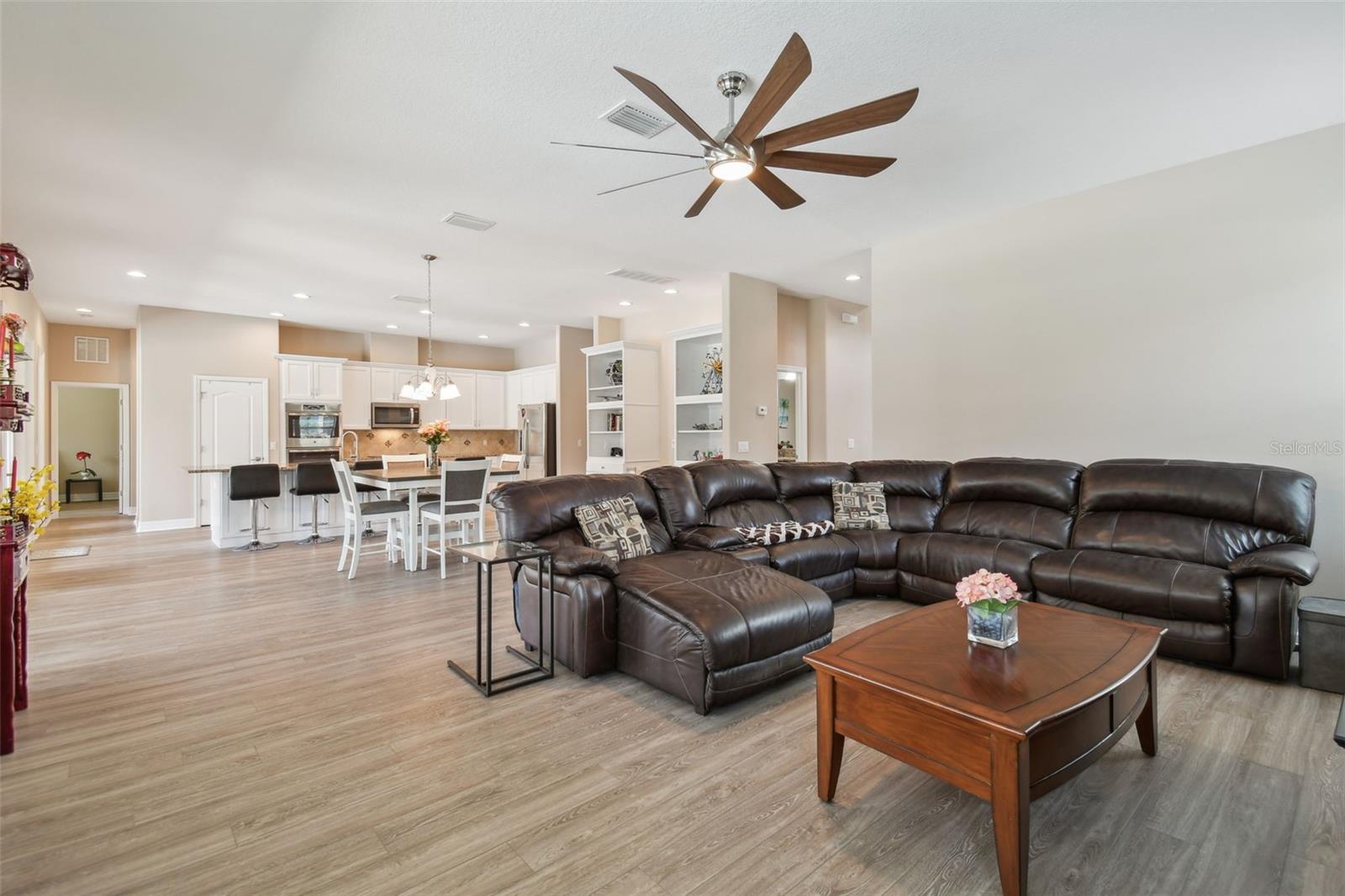 2566 LAKE MANOR DR