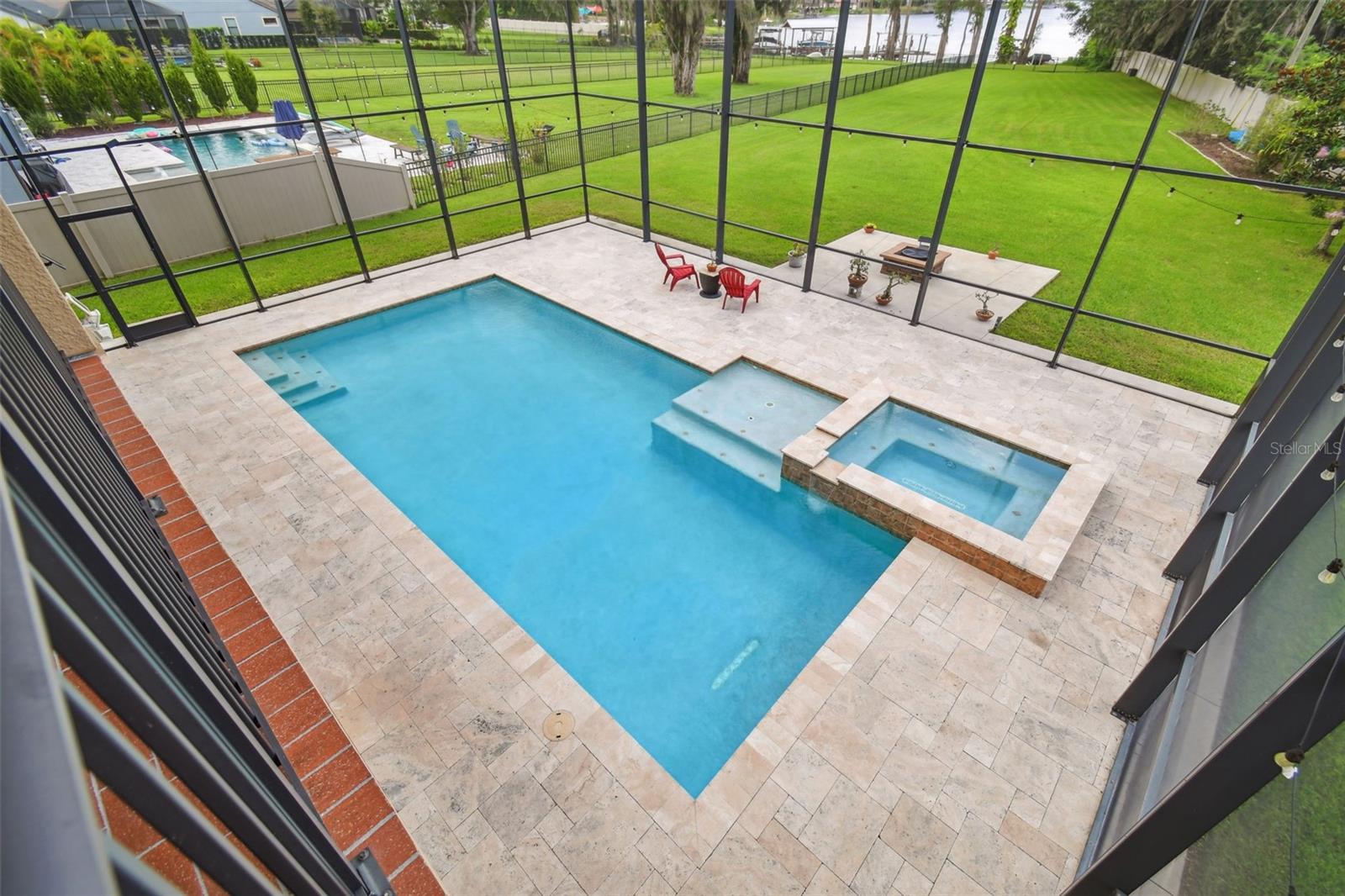 2566 LAKE MANOR DR