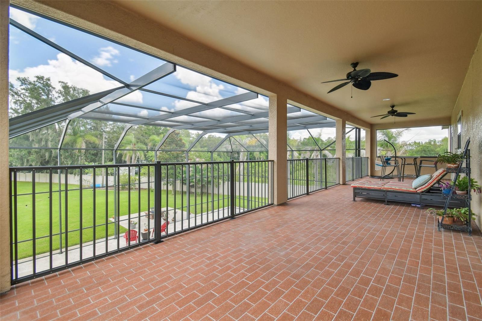 2566 LAKE MANOR DR
