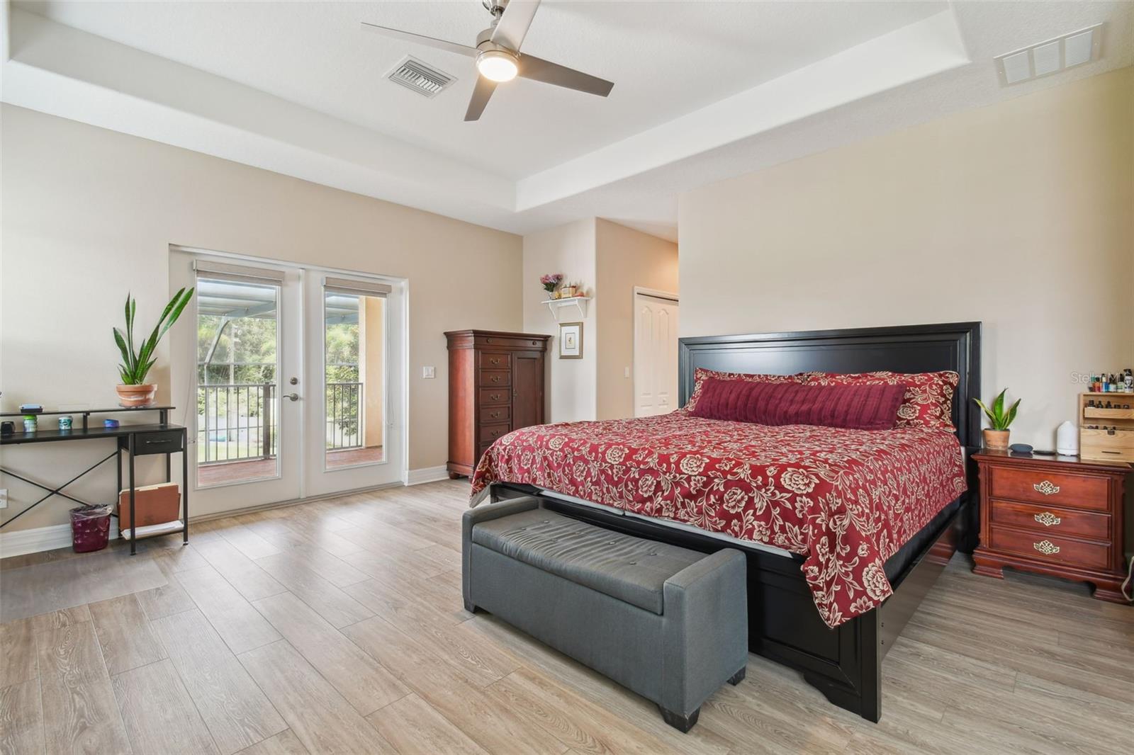 2566 LAKE MANOR DR