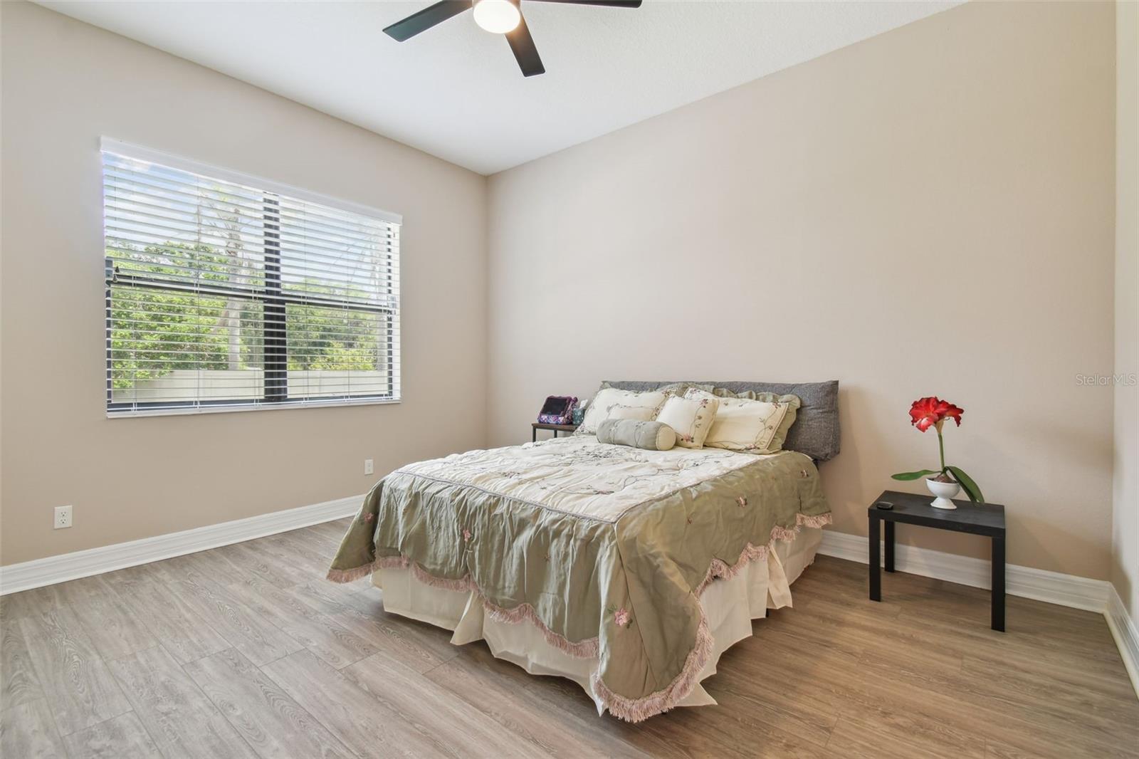 2566 LAKE MANOR DR