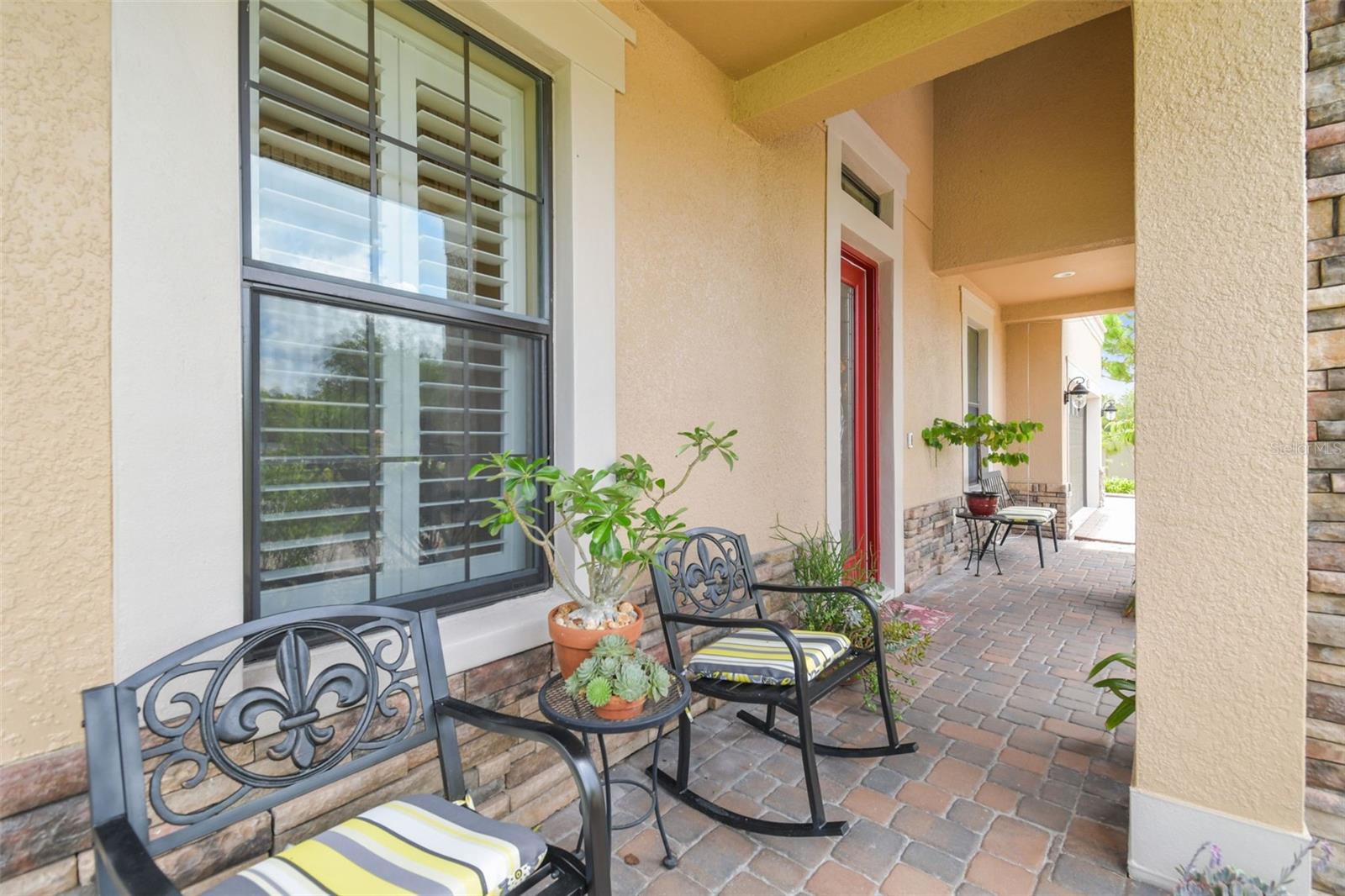 2566 LAKE MANOR DR
