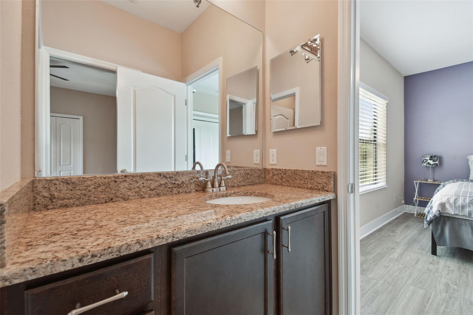 2566 LAKE MANOR DR