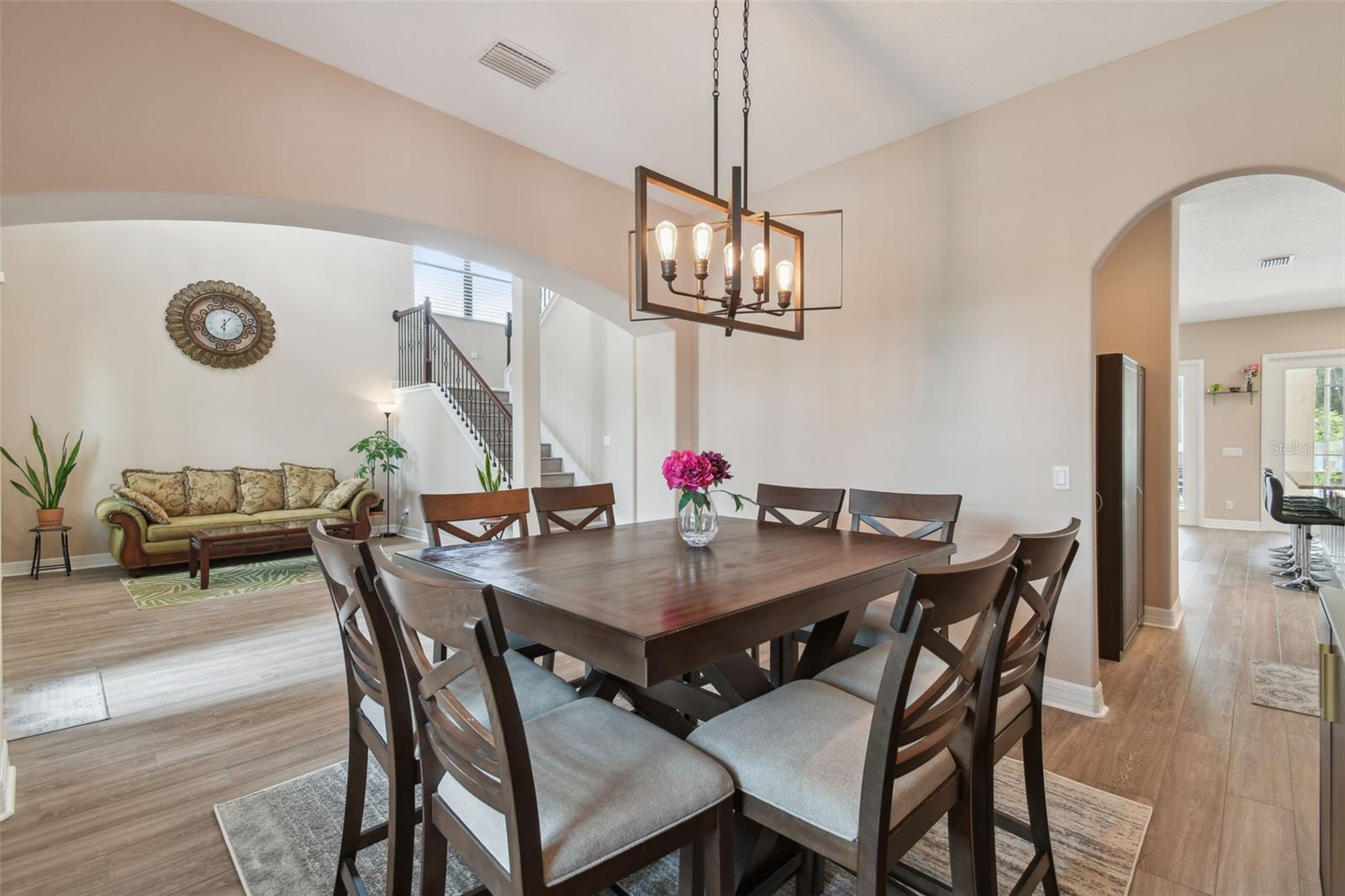 2566 LAKE MANOR DR