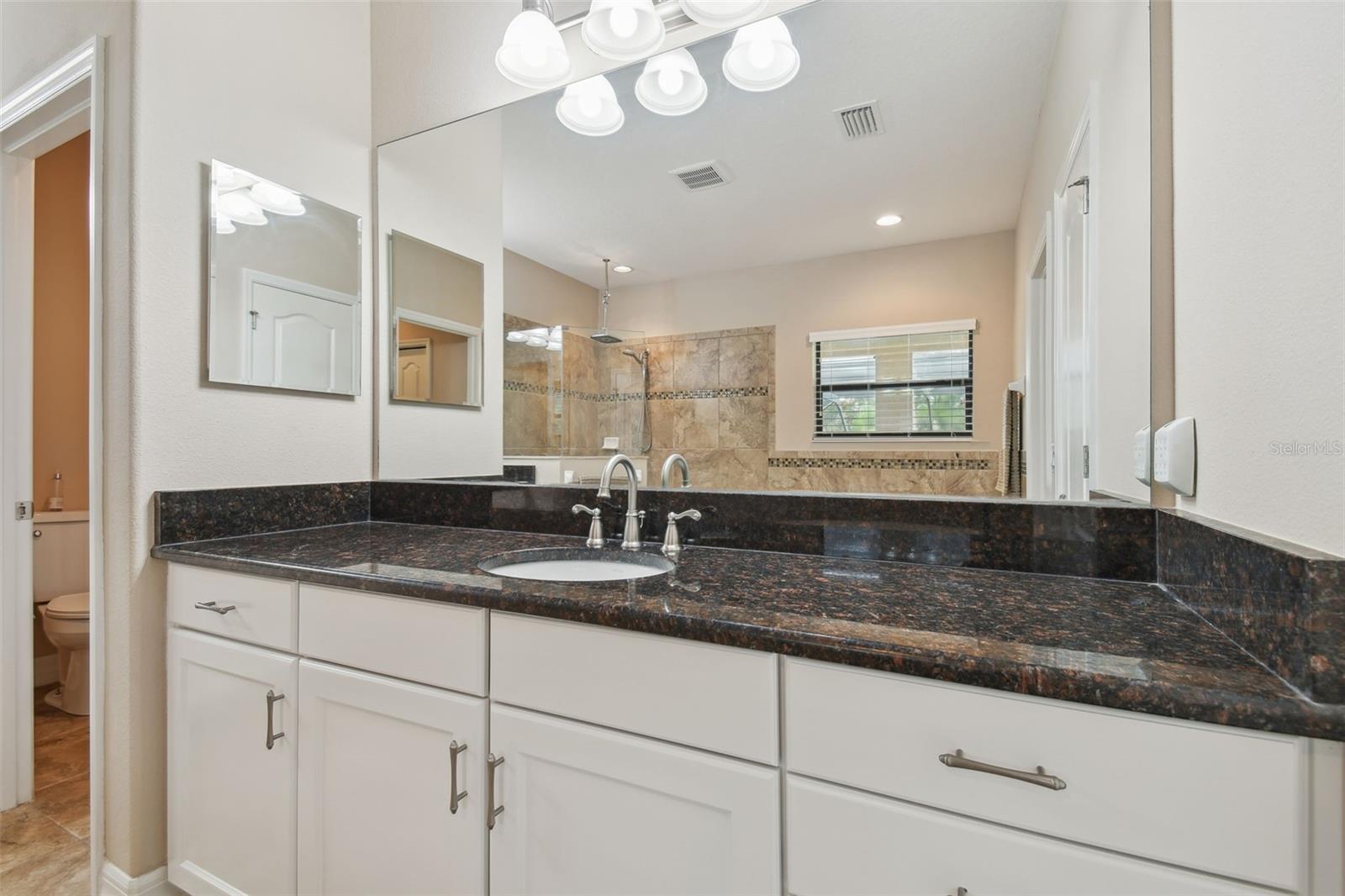2566 LAKE MANOR DR
