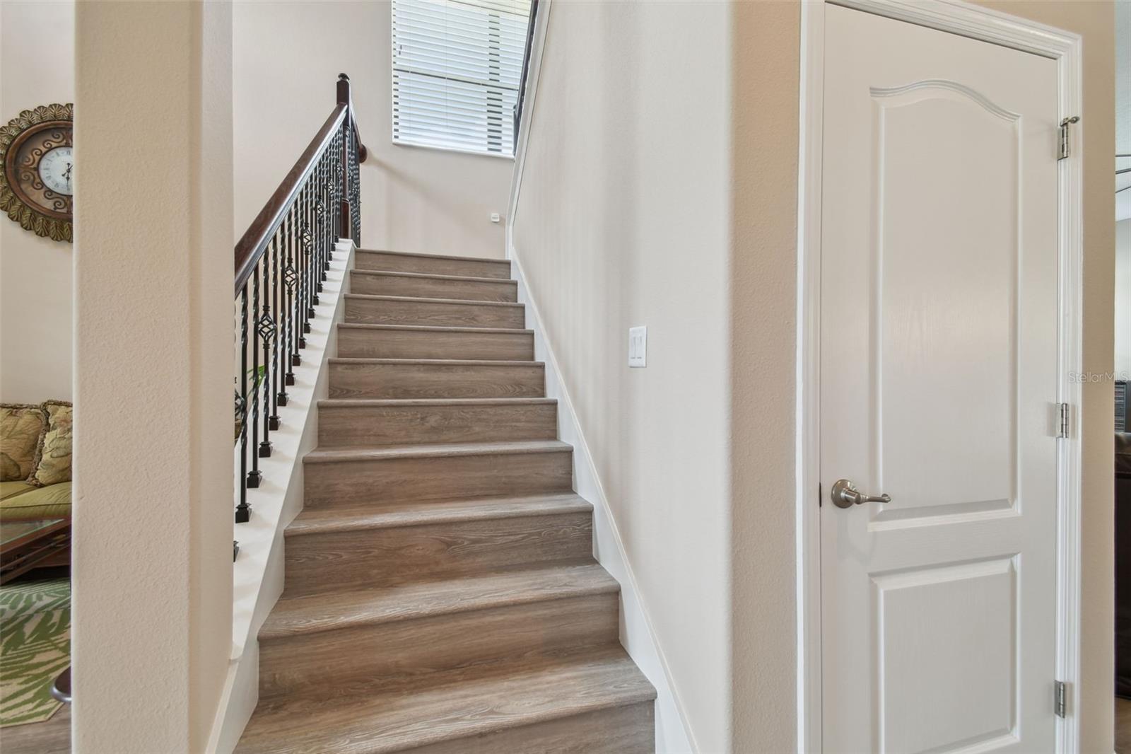 2566 LAKE MANOR DR
