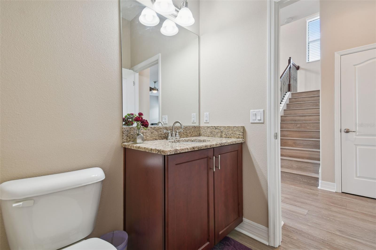 2566 LAKE MANOR DR