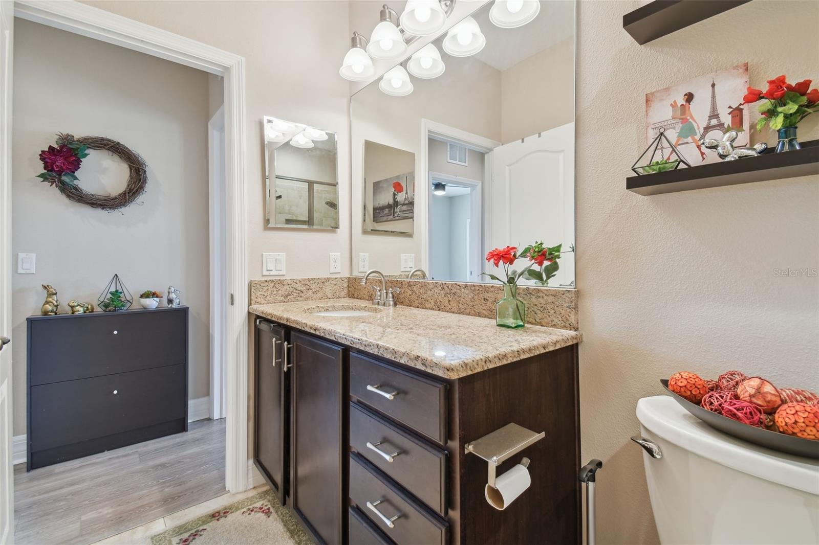 2566 LAKE MANOR DR
