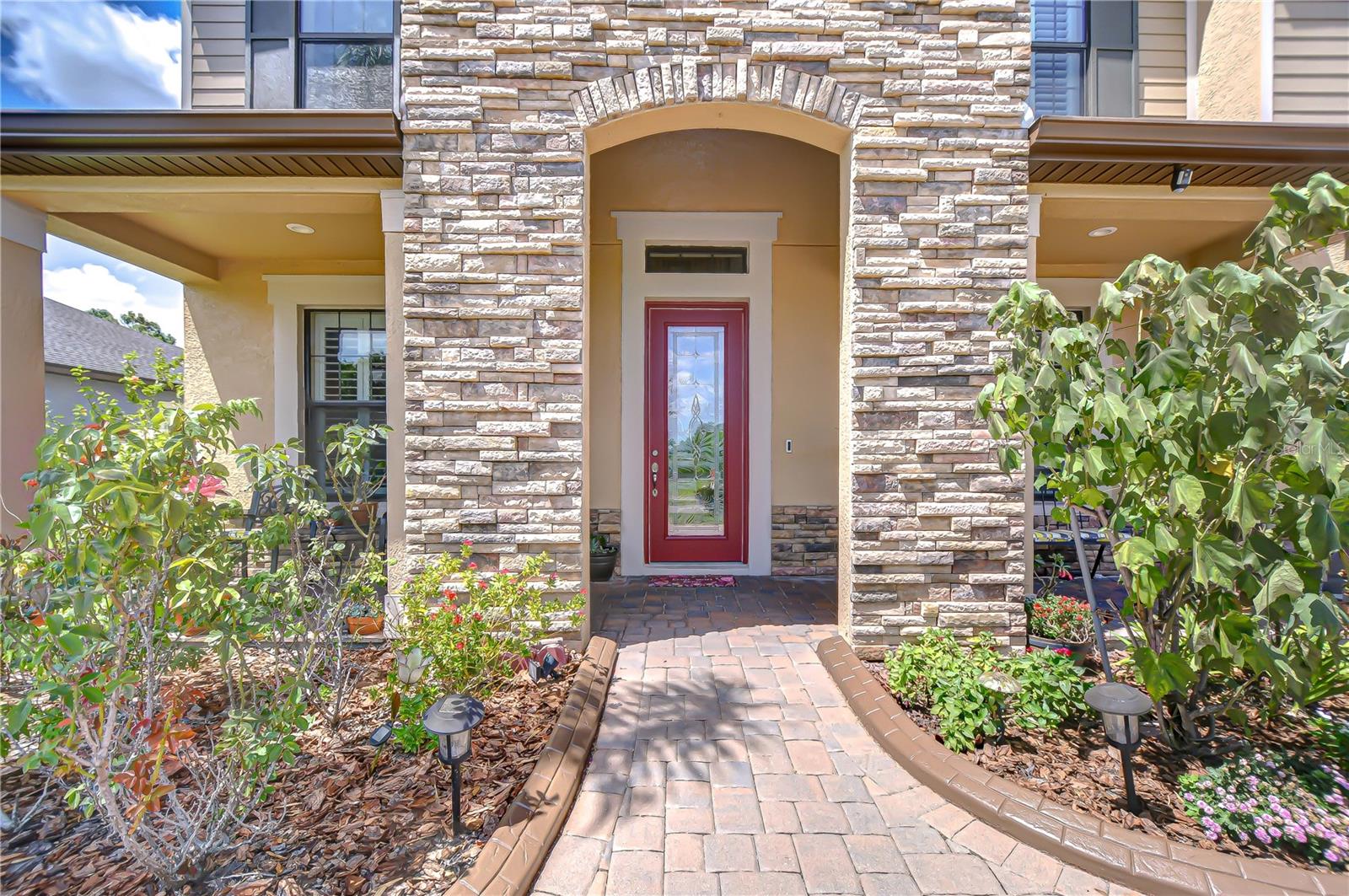 2566 LAKE MANOR DR