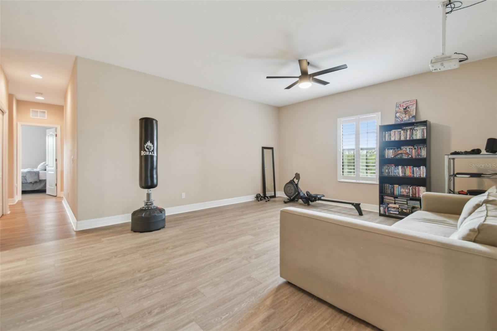 2566 LAKE MANOR DR