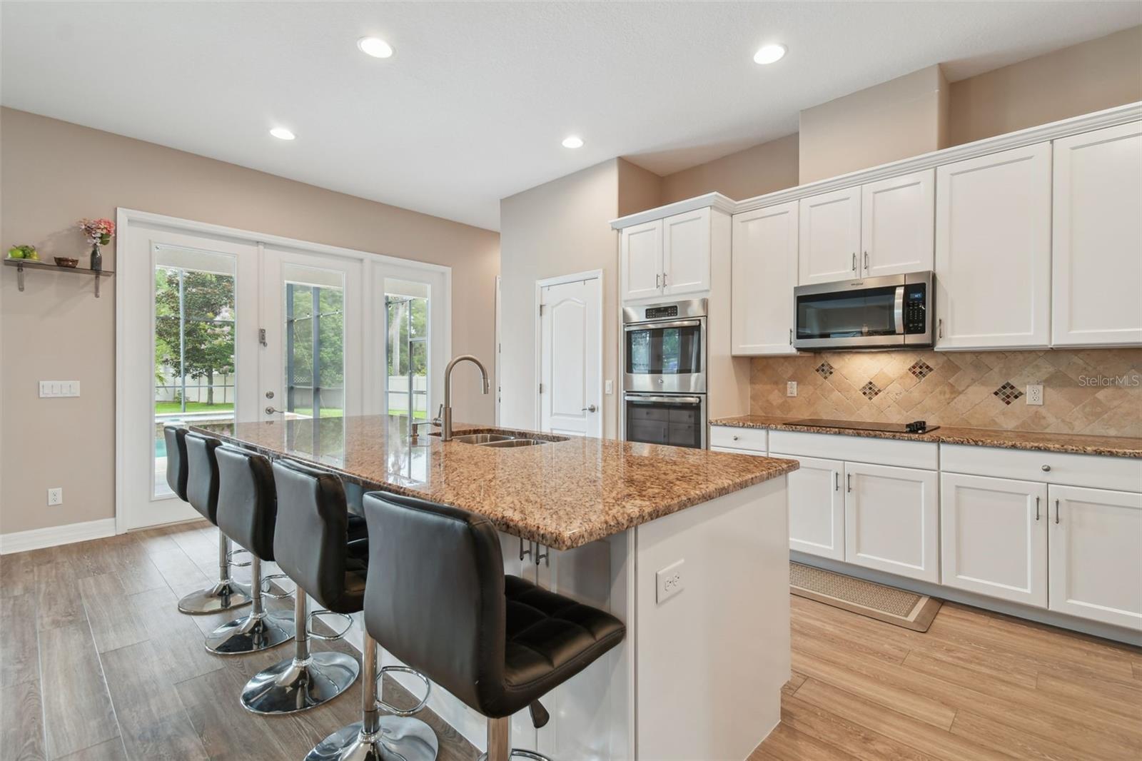 2566 LAKE MANOR DR