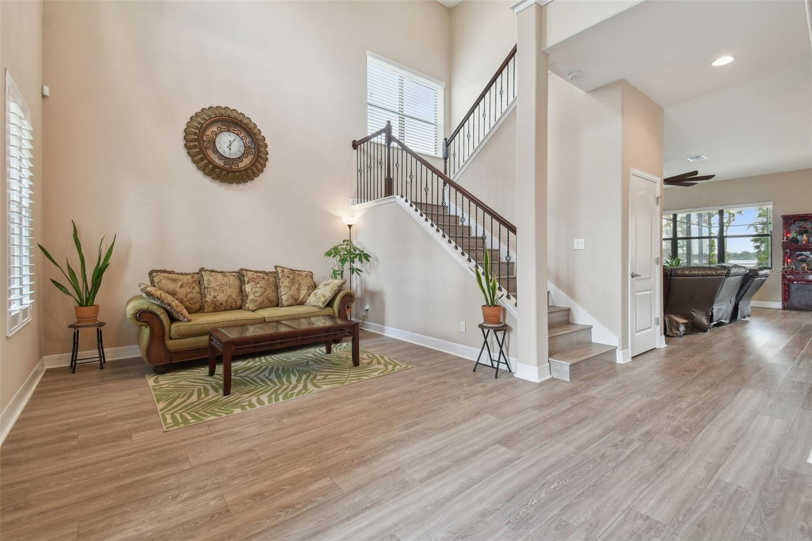 2566 LAKE MANOR DR