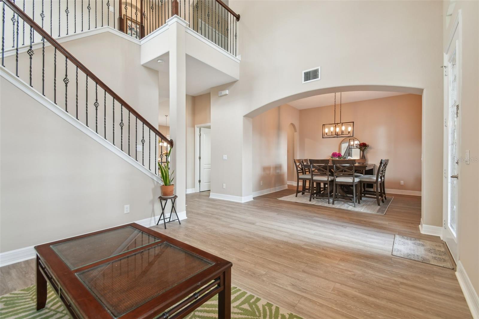 2566 LAKE MANOR DR