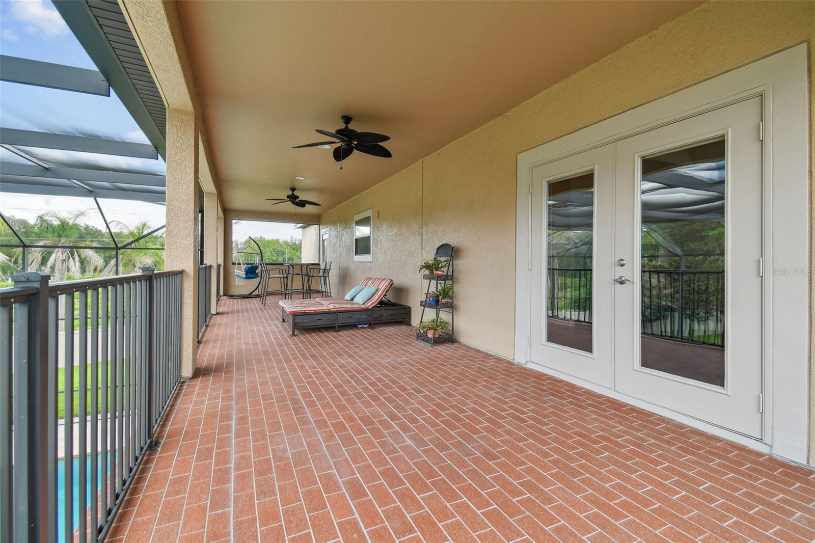 2566 LAKE MANOR DR