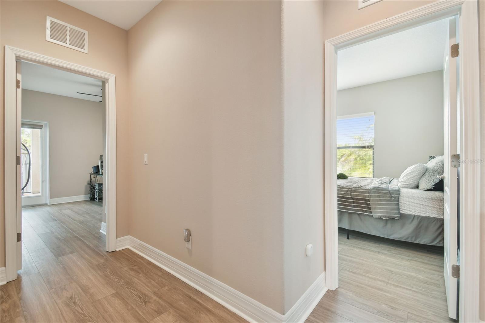 2566 LAKE MANOR DR