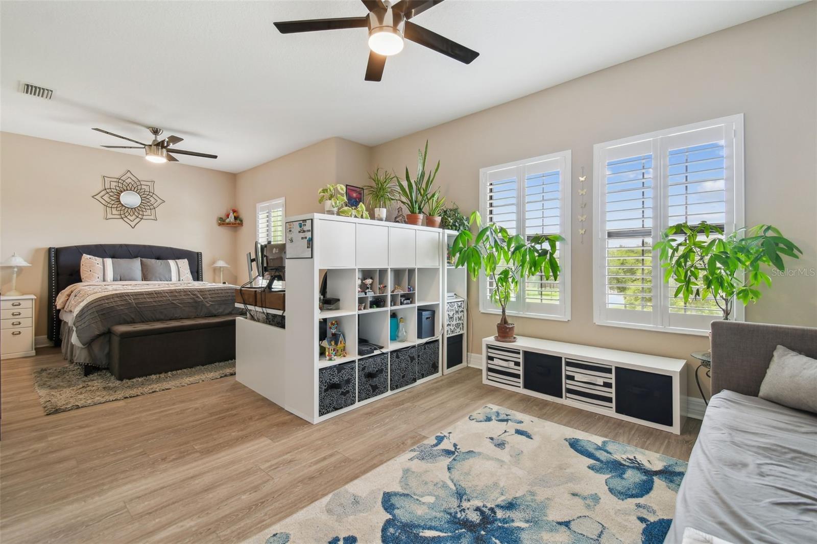 2566 LAKE MANOR DR