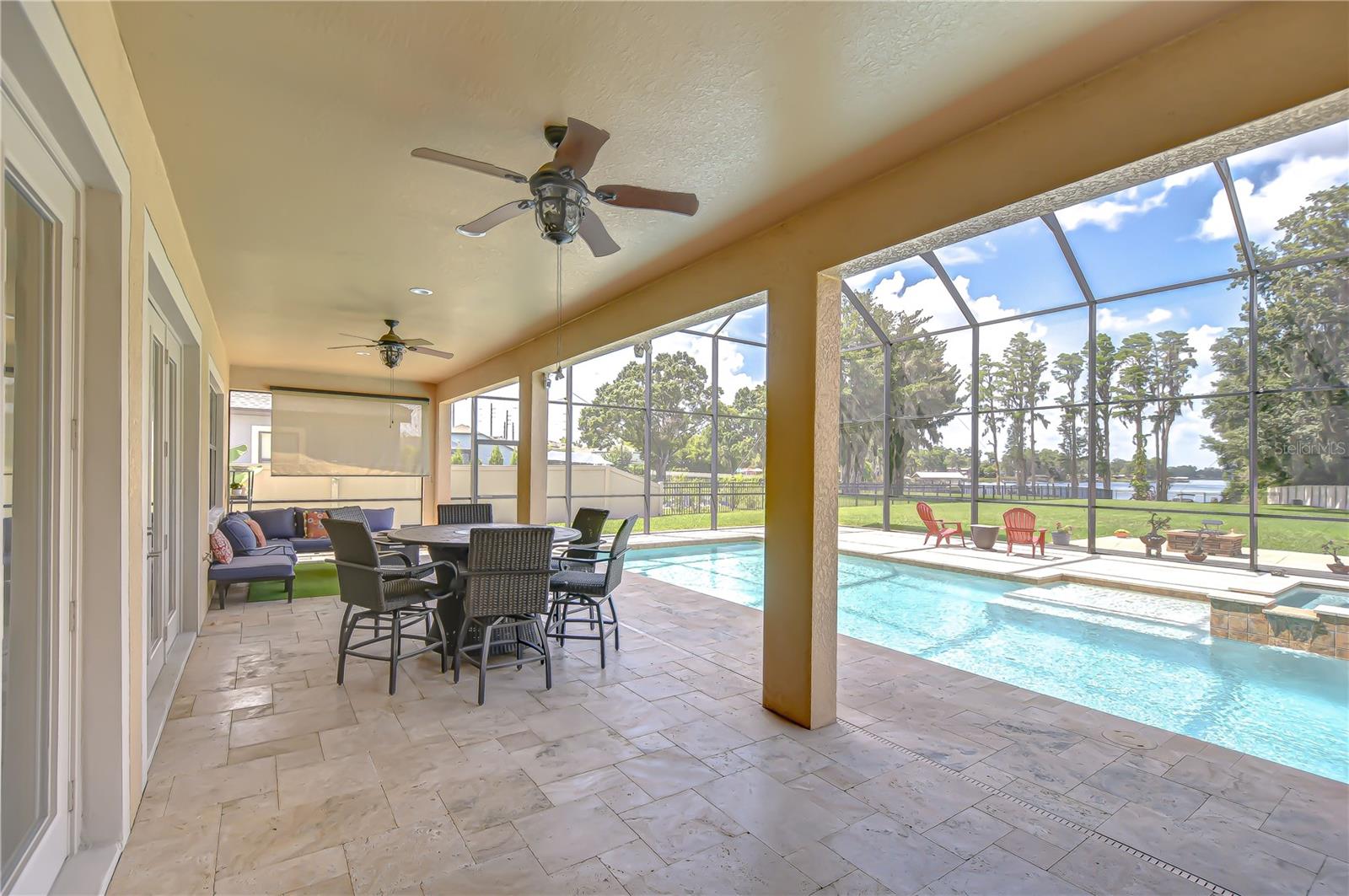 2566 LAKE MANOR DR
